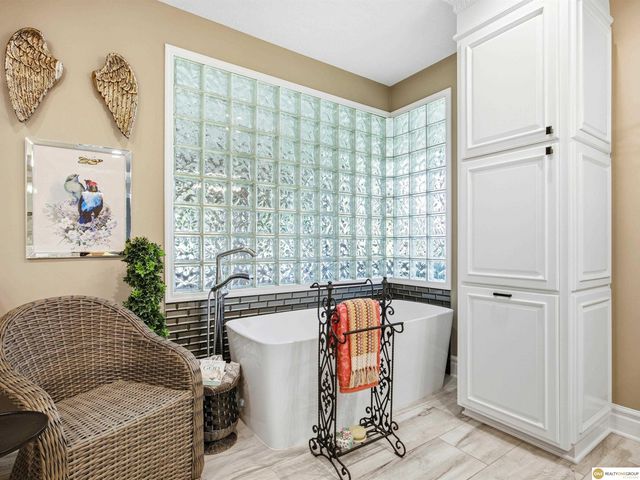 16432 Leavenworth Circle, Omaha, NE 68118