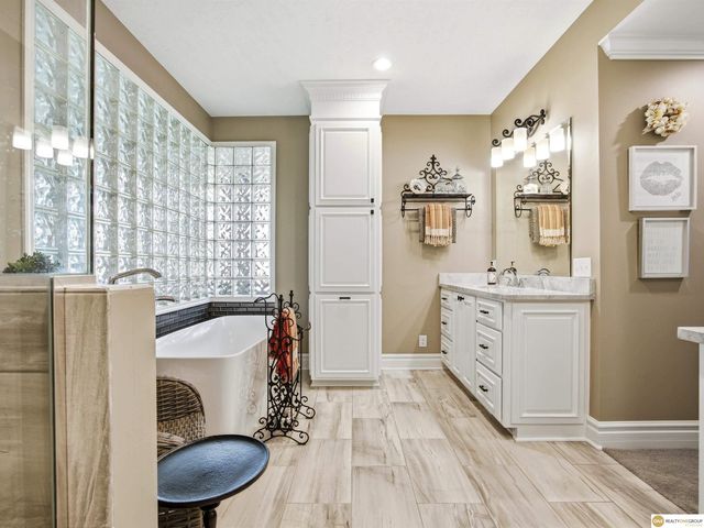 16432 Leavenworth Circle, Omaha, NE 68118