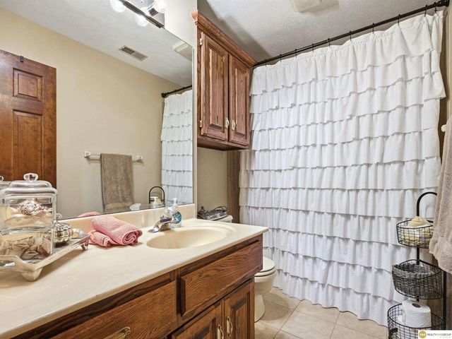 16432 Leavenworth Circle, Omaha, NE 68118