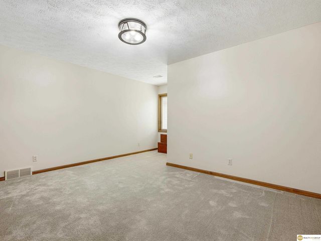 16432 Leavenworth Circle, Omaha, NE 68118