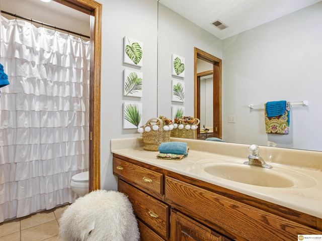 16432 Leavenworth Circle, Omaha, NE 68118