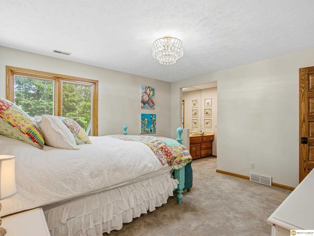 16432 Leavenworth Circle, Omaha, NE 68118