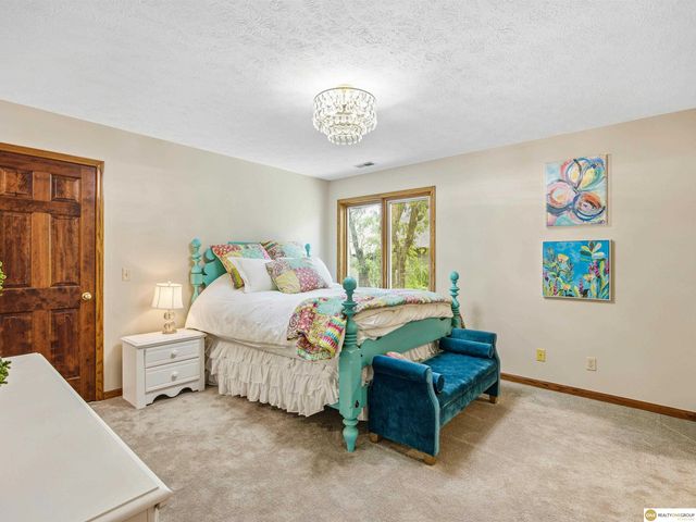 16432 Leavenworth Circle, Omaha, NE 68118