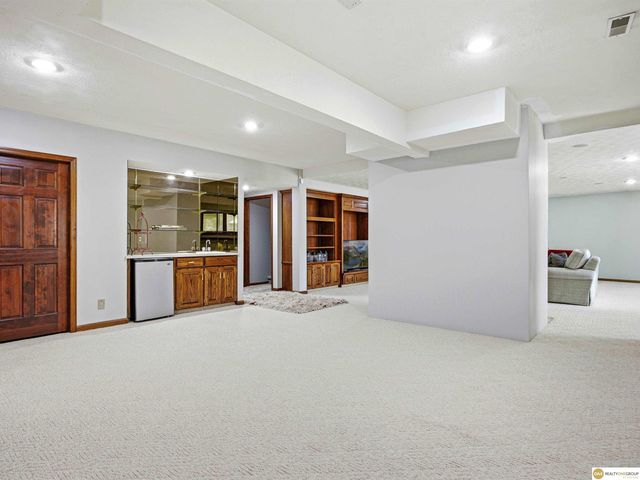 16432 Leavenworth Circle, Omaha, NE 68118