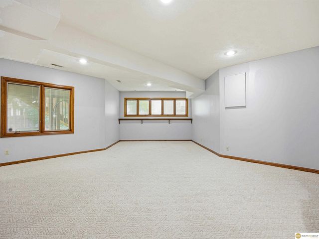 16432 Leavenworth Circle, Omaha, NE 68118