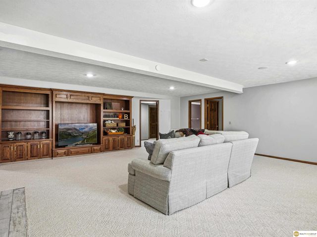 16432 Leavenworth Circle, Omaha, NE 68118