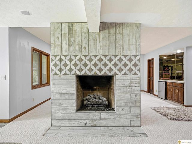16432 Leavenworth Circle, Omaha, NE 68118