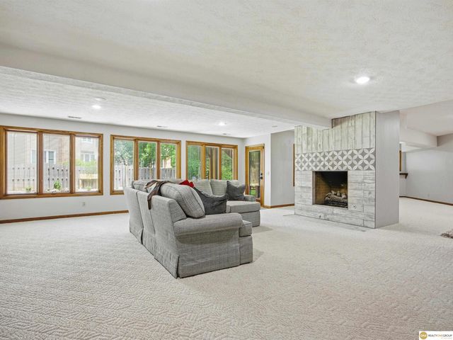 16432 Leavenworth Circle, Omaha, NE 68118