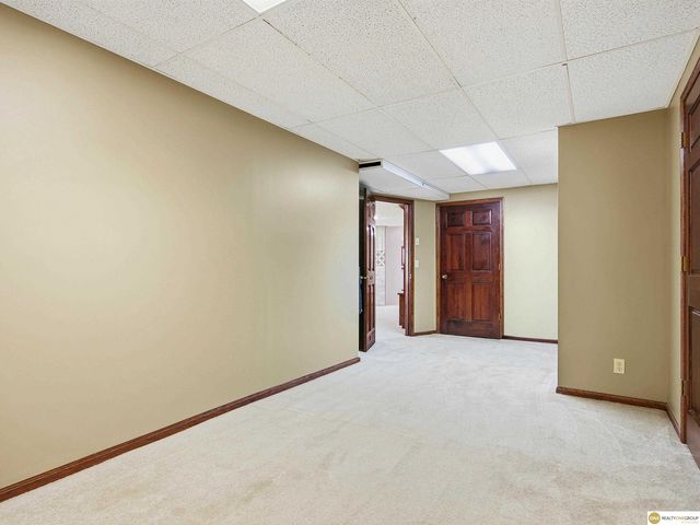 16432 Leavenworth Circle, Omaha, NE 68118