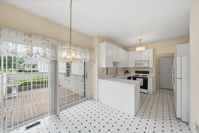 13300 Wyndemere Circle, Sterling Heights, MI 48313
