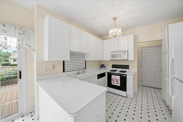 13300 Wyndemere Circle, Sterling Heights, MI 48313