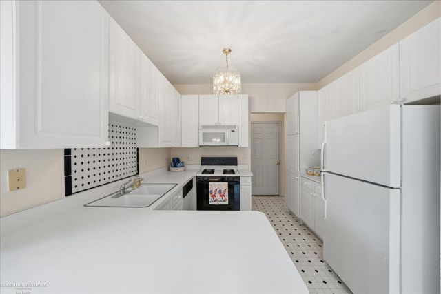 13300 Wyndemere Circle, Sterling Heights, MI 48313