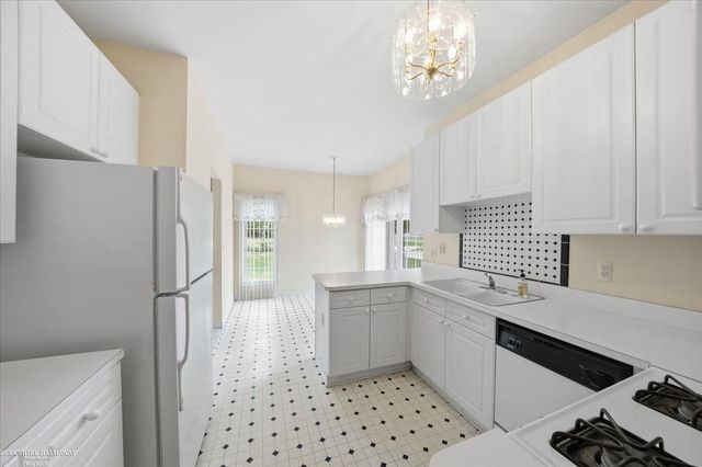 13300 Wyndemere Circle, Sterling Heights, MI 48313