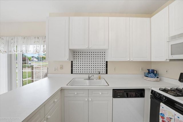 13300 Wyndemere Circle, Sterling Heights, MI 48313