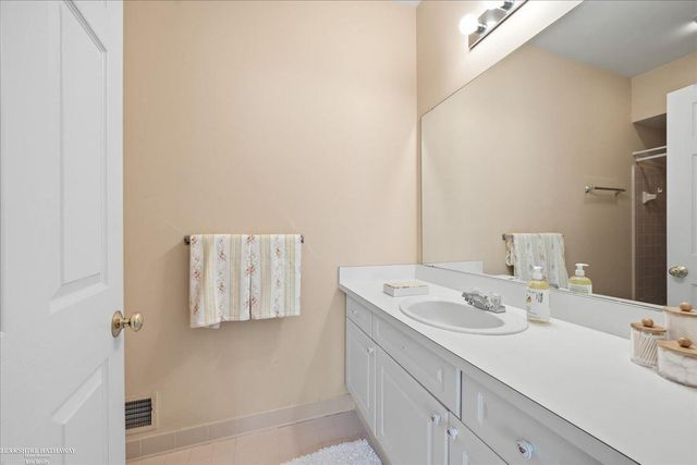 13300 Wyndemere Circle, Sterling Heights, MI 48313