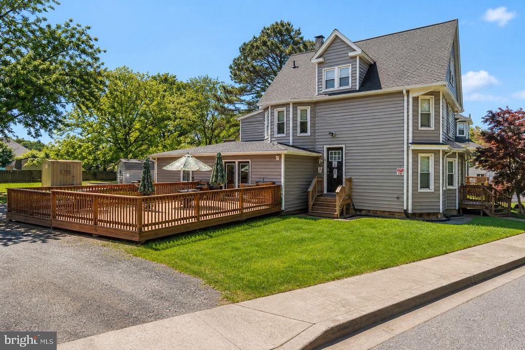 Image 2 of property listing at 3211 BATAVIA AVE, Baltimore, MD 21214