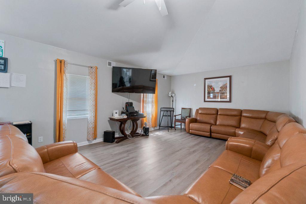 Image 5 of property listing at 3211 BATAVIA AVE, Baltimore, MD 21214