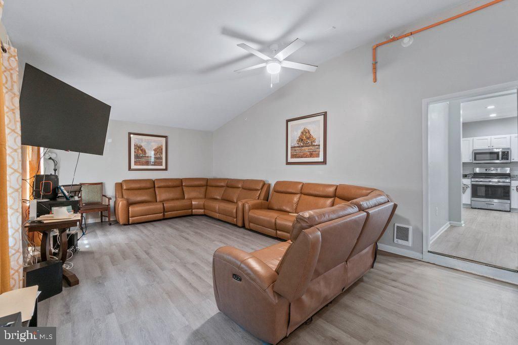 Image 6 of property listing at 3211 BATAVIA AVE, Baltimore, MD 21214