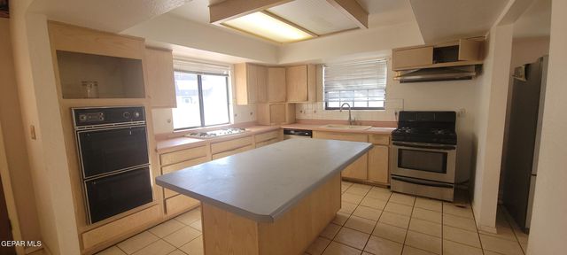 628 BLUFF CANYON Circle, El Paso, TX 79912