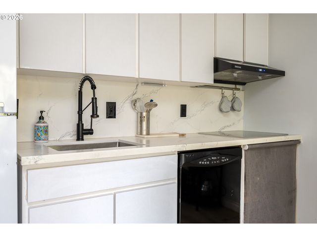 100 KERR Pkwy, Lake Oswego, OR 97035