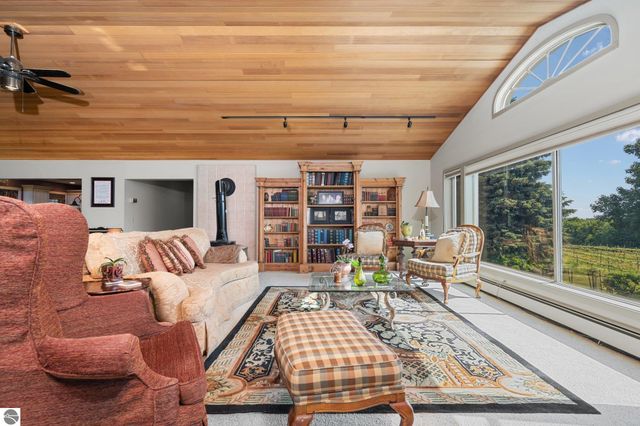 10343 E Hilltop Road, Suttons Bay, MI 49682