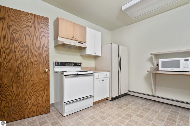 10343 E Hilltop Road, Suttons Bay, MI 49682