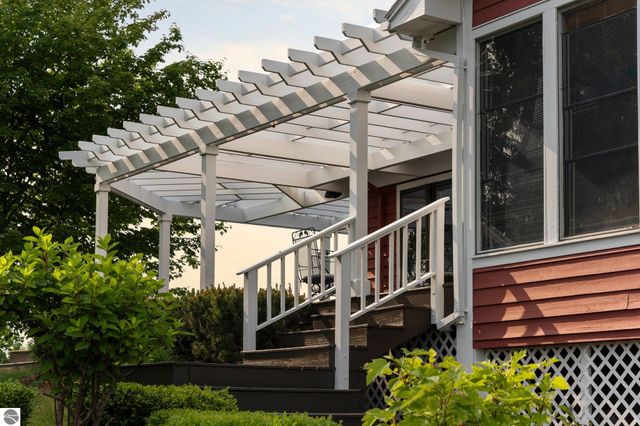 10343 E Hilltop Road, Suttons Bay, MI 49682