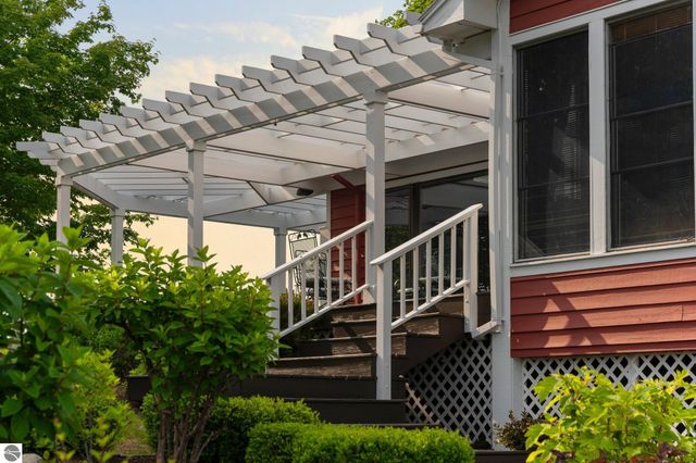 10343 E Hilltop Road, Suttons Bay, MI 49682