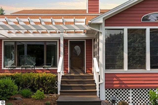 10343 E Hilltop Road, Suttons Bay, MI 49682