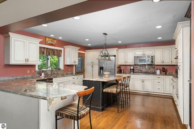 10343 E Hilltop Road, Suttons Bay, MI 49682