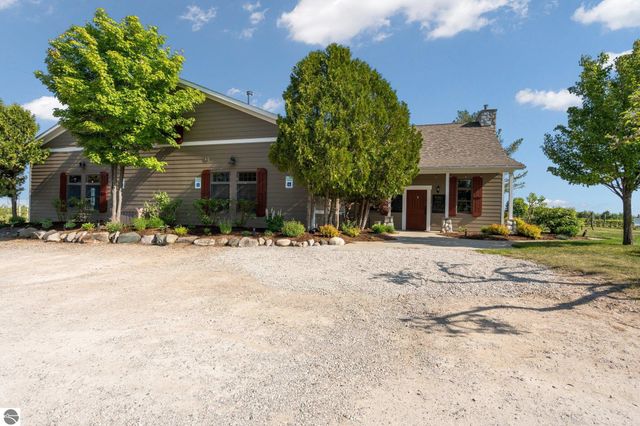 10343 E Hilltop Road, Suttons Bay, MI 49682