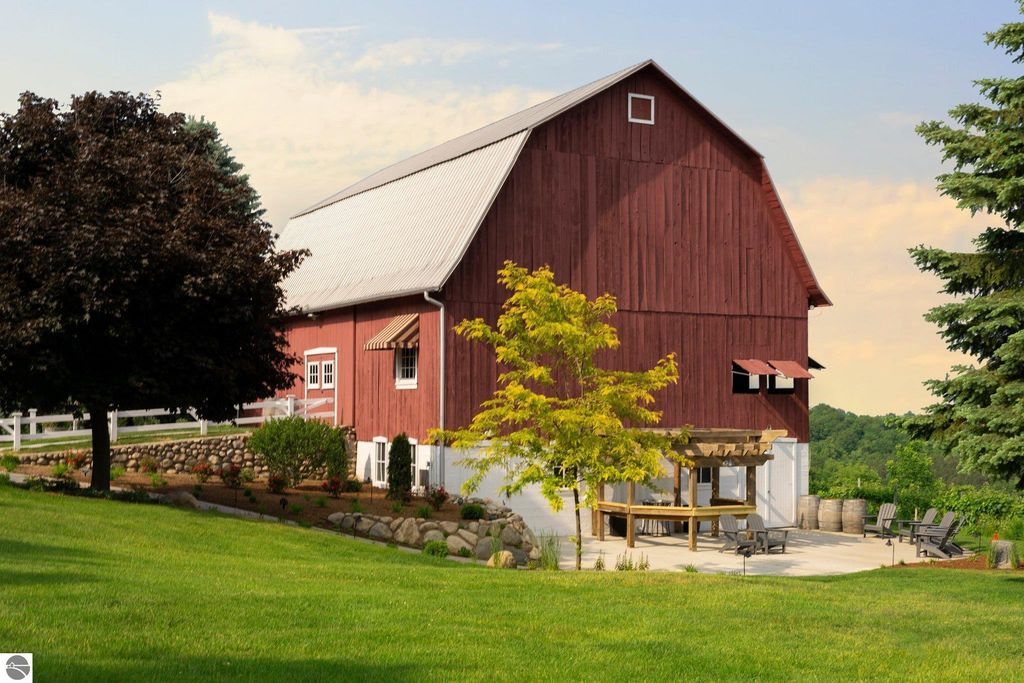 10343 E Hilltop Road, Suttons Bay, MI 49682