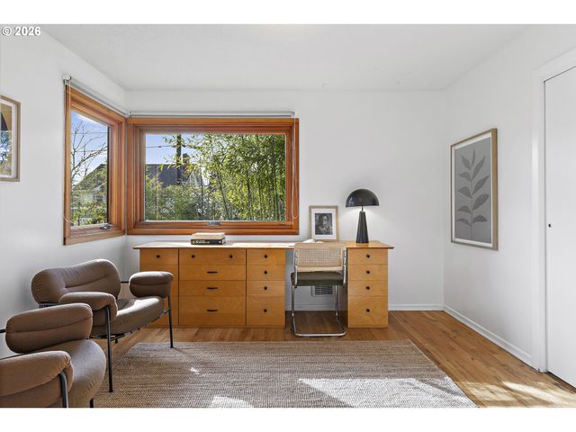 8047 Se CLAY St, Portland, OR 97215