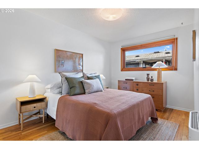 8047 Se CLAY St, Portland, OR 97215