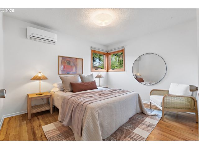 8047 Se CLAY St, Portland, OR 97215