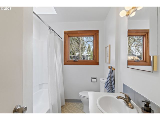 8047 Se CLAY St, Portland, OR 97215