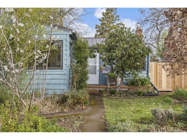 8047 Se CLAY St, Portland, OR 97215