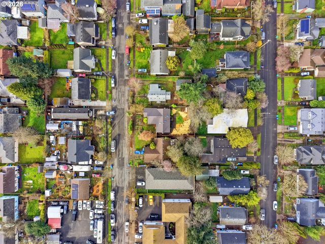 8047 Se CLAY St, Portland, OR 97215