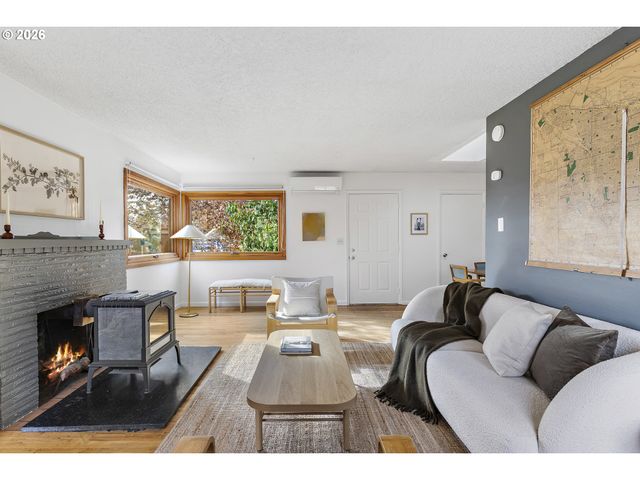 8047 Se CLAY St, Portland, OR 97215