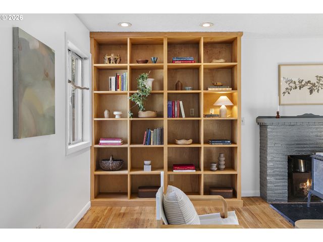 8047 Se CLAY St, Portland, OR 97215