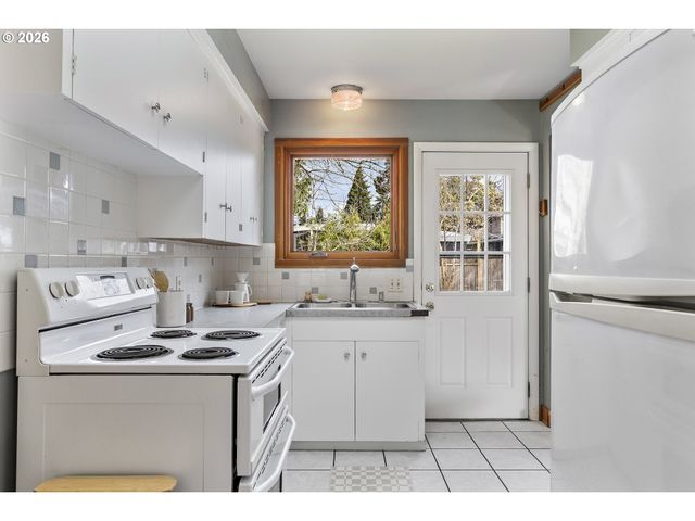 8047 Se CLAY St, Portland, OR 97215