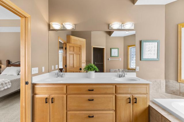 8175 Pristine Pine Trail, Eden Prairie, MN 55347