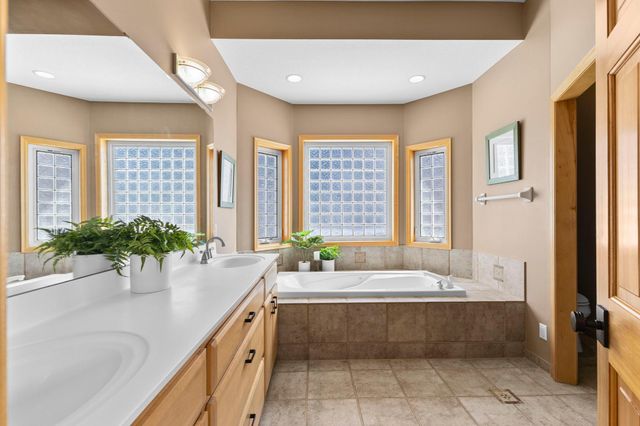 8175 Pristine Pine Trail, Eden Prairie, MN 55347