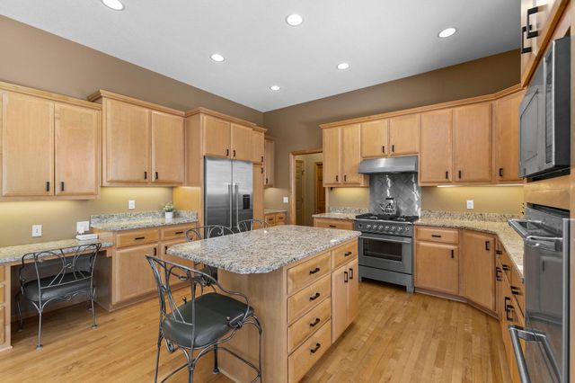 8175 Pristine Pine Trail, Eden Prairie, MN 55347