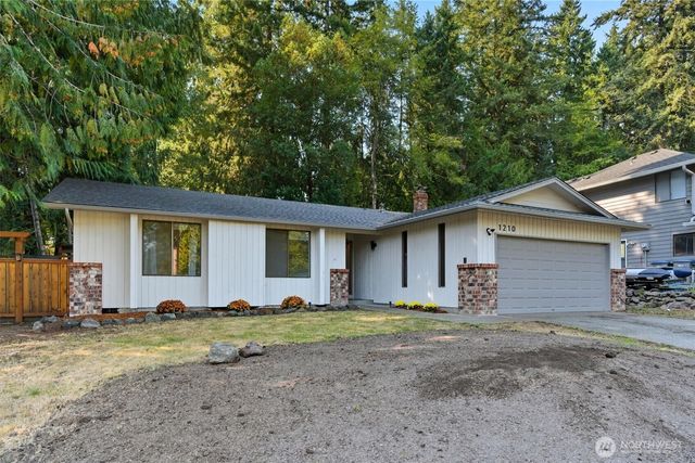 1210 NW Huckle Drive, Bremerton, WA 98311
