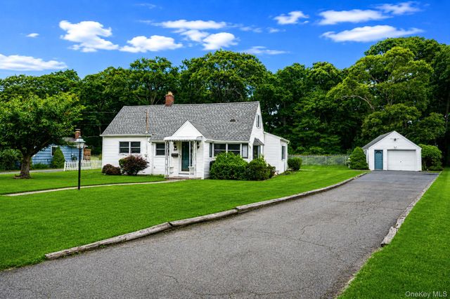 1 E Jackwill Road, East Patchogue, NY 11772