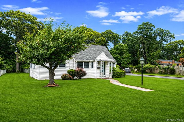 1 E Jackwill Road, East Patchogue, NY 11772