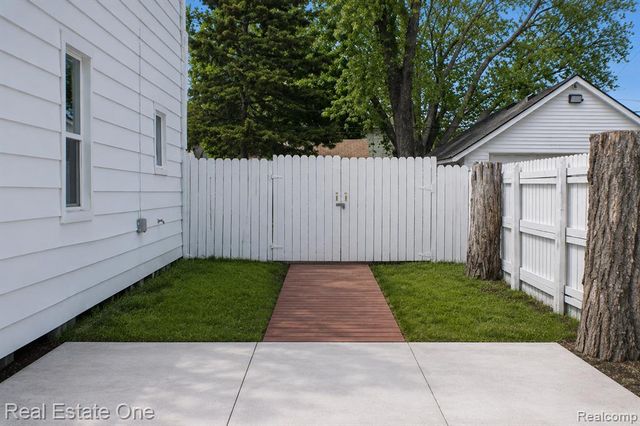 18475 Hazelwood Street, Roseville, MI 48066