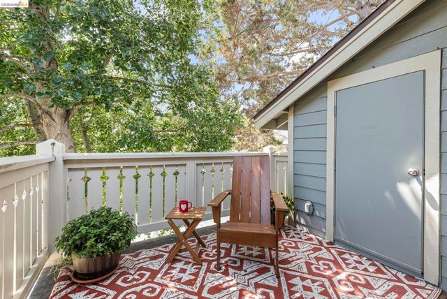 122 Lakeshore Ct, Richmond, CA 94804