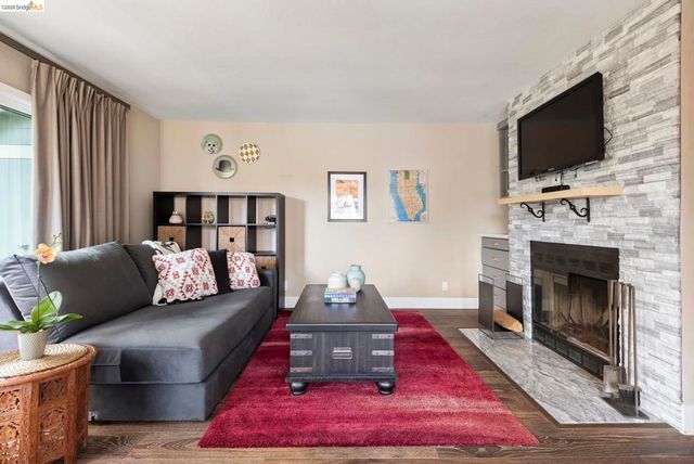 122 Lakeshore Ct, Richmond, CA 94804